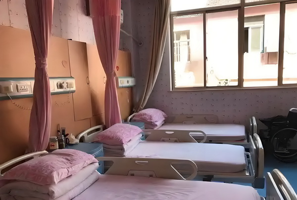 变态男躲女神床下，尺度生猛的日本电影！